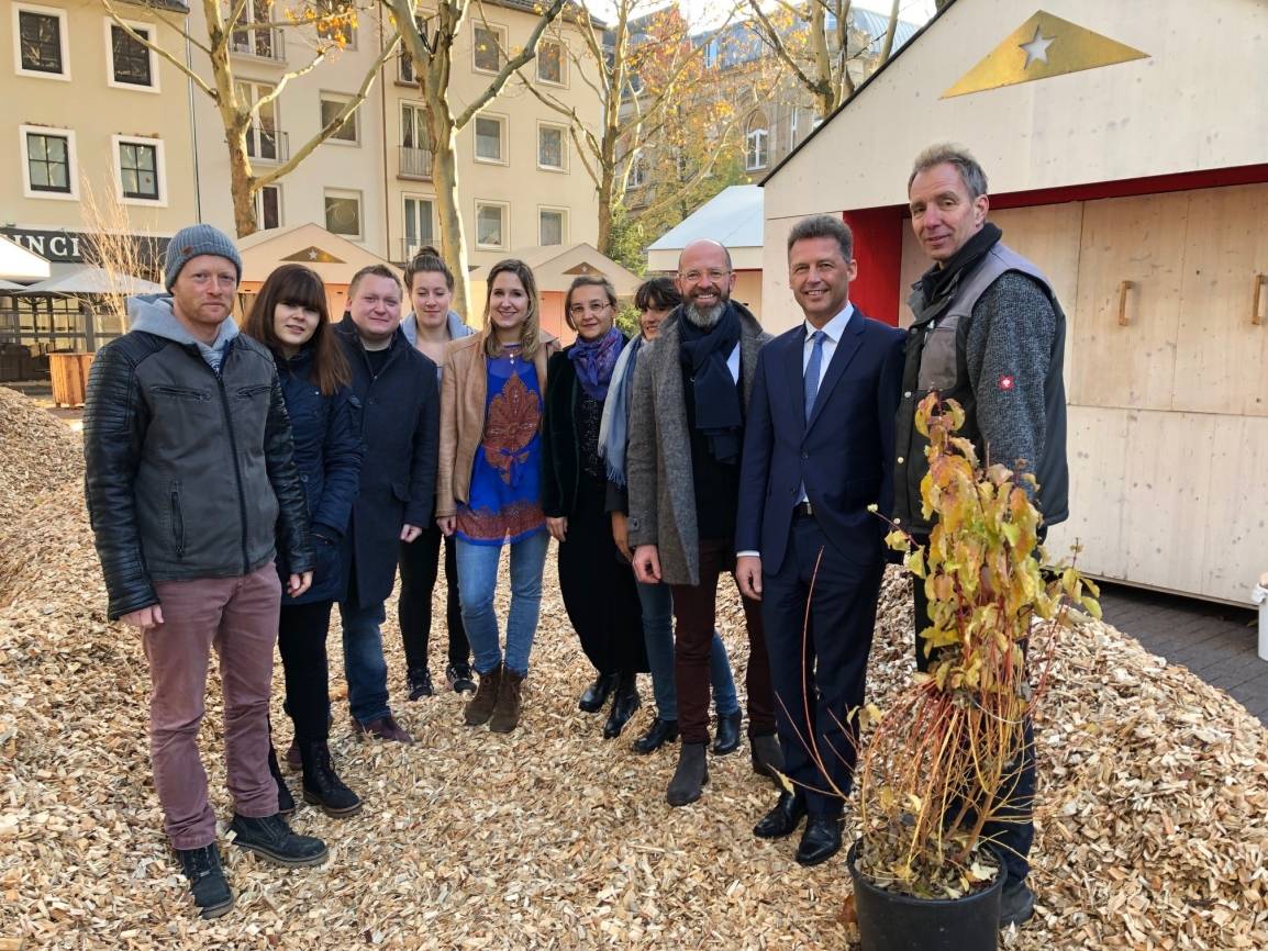  Das „Made in Krefeld-Special“ zum Weihnachtsmarkt wächst im zweiten Jahr. Darüber freuen sich (von links) die Aussteller Moritz Lübbers, Sandra Dusza, Marcel Wendel, Pia Scholz, Ann-Kathrin Roscheck, Regina Weidental sowie Claire Neidhardt und Uli Cloos vom Stadtmarketing Krefeld. Der Markt wird unterstützt von Stefan Rinsch, Vorstandsvorsitzender der Volksbank Krefeld, und Arndt Meyers (Meyers &amp; Schwarze). 