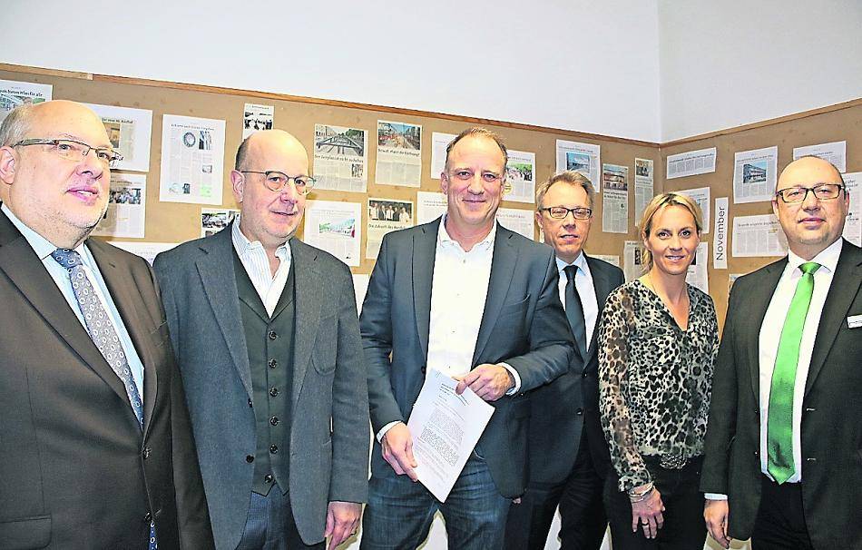 Christoph Borgmann, eingerahmt von seinen Vorstands-Kollegen.