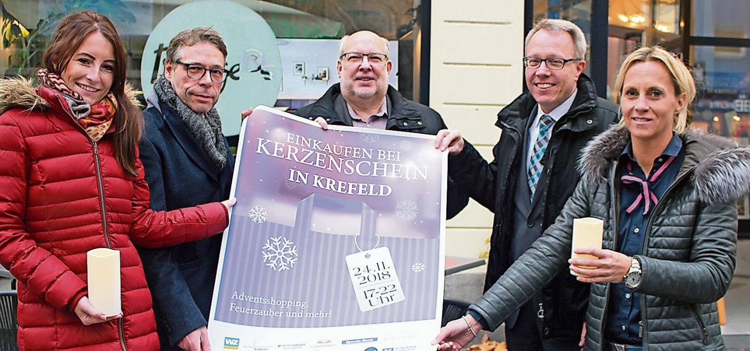  Freundliche Einladung: Die Krefelder Werbegemeinschaft mit ihrem stellvertretenden Vorsitzenden Hartmut Janßen (Mitte) veranstaltet das vorweihnachtliche „Einkaufen bei Kerzenschein“ am kommenden Samstag. 