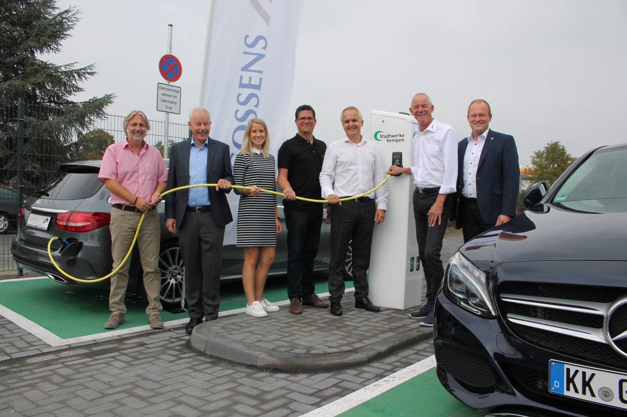  Offizielle Inbetriebnahme der neuen E-Ladesäule mit (v.l.) Reinhard Bretzke (Stadtwerke Kempen), Norbert Sandmann (Geschäftsführer Stadtwerke Kempen), Sabrina Kurze (Stadtwerke Kempen), Claus Booten (Autohaus Gossens), Frank Dzialla (Autohaus Gossens), Hermann Jörg Osterkamp (Geschäftsführer Autohaus Gossens) und Curd Louis Dahlmann (Geschäftsführer Self - Mein Markt). 