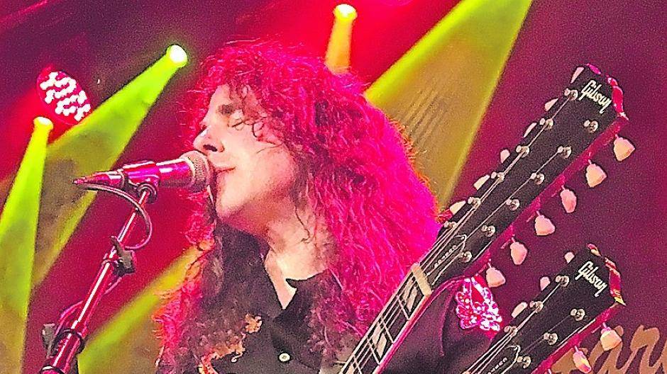 „There’s a lady who’s sure, all that glitters is gold“- Zwei Gitarrenhälse für Pascal Cherouny von den „Custard Pies“: Die Songs von Led Zeppelin gibt’s am 21. September im Breyeller Saal Kreuels zu hören.