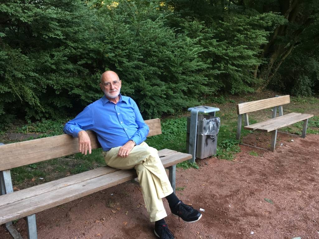 Nur scheinbare Idylle: Anwohner Winfried Denter nimmt auf den Bänken Platz, die vorher am Kopfende seines Grundstücks standen. Der neue Standort ist lediglich ca. 25 Meter vom alten entfernt. Zu wenig, um die nächtliche Lärmbelästigung zu unterbinden, meint der Beschwerdeführer.