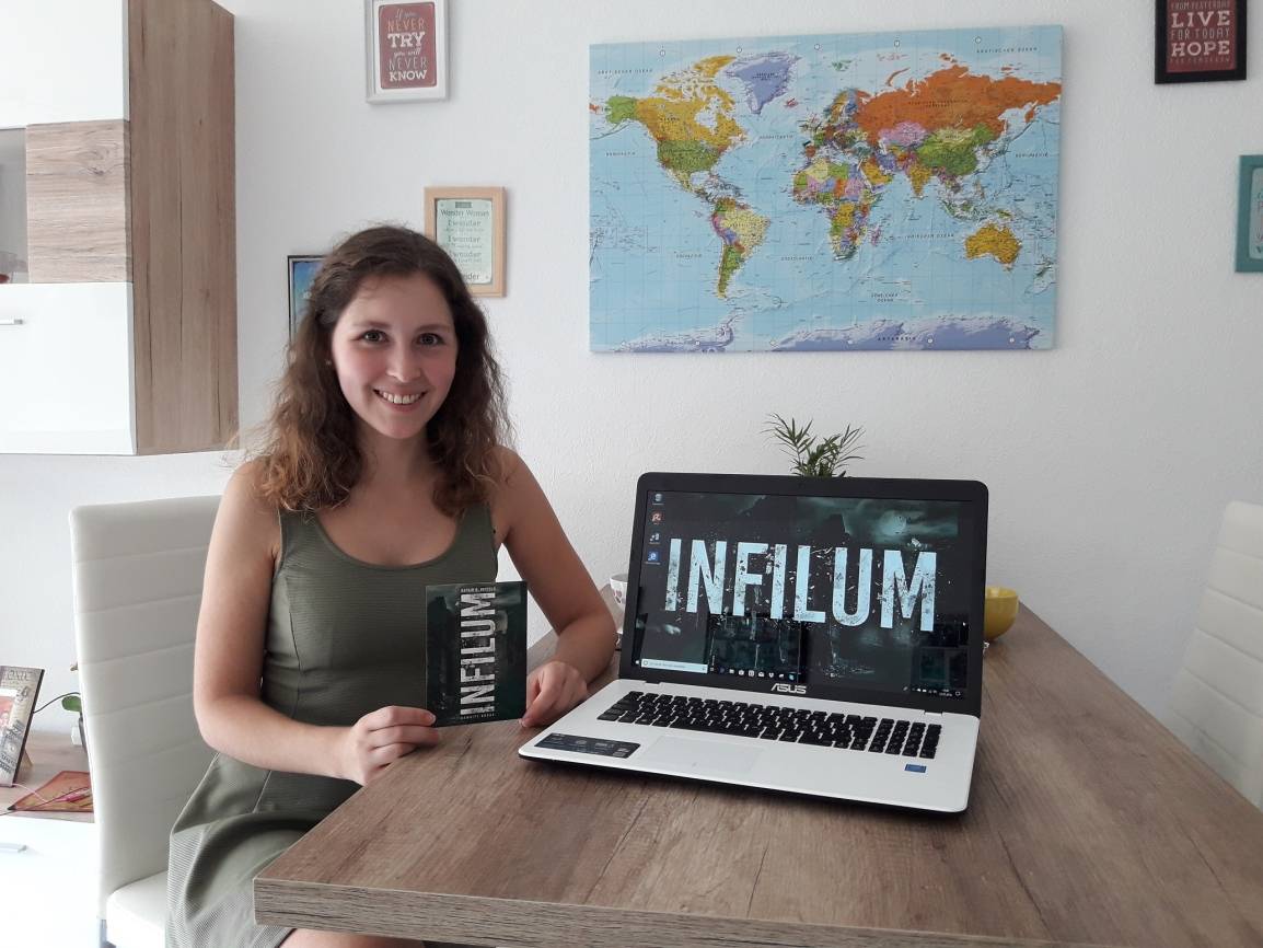  Am 13. September erscheint Katrin R. Petzolds Debütroman „Infilum“. Vorbestellungen sind ab sofort möglich. Die Dystopie gehe in Richtung „Maze Runner“, so die Einschätzung der Autorin. Im Oktober wird sie auf der Frankfurter Buchmesse zwei Signierstunden geben. 