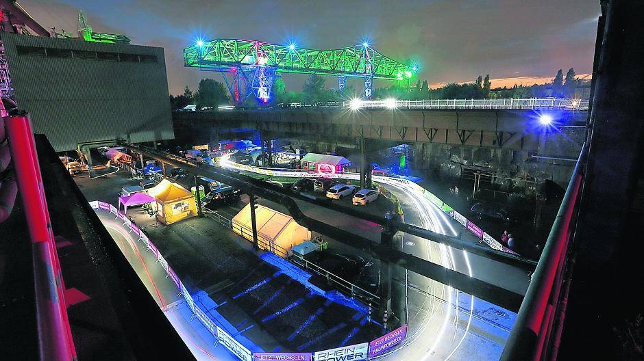  Während der von allen Fahrern gefürchteten Dunkelheit müssen die Biker an die mentale Leistungsgrenze gehen. 