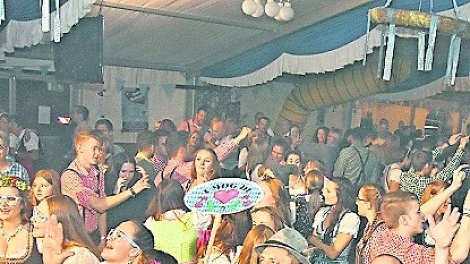 Hinein ins Dirndl und die Lederhosen