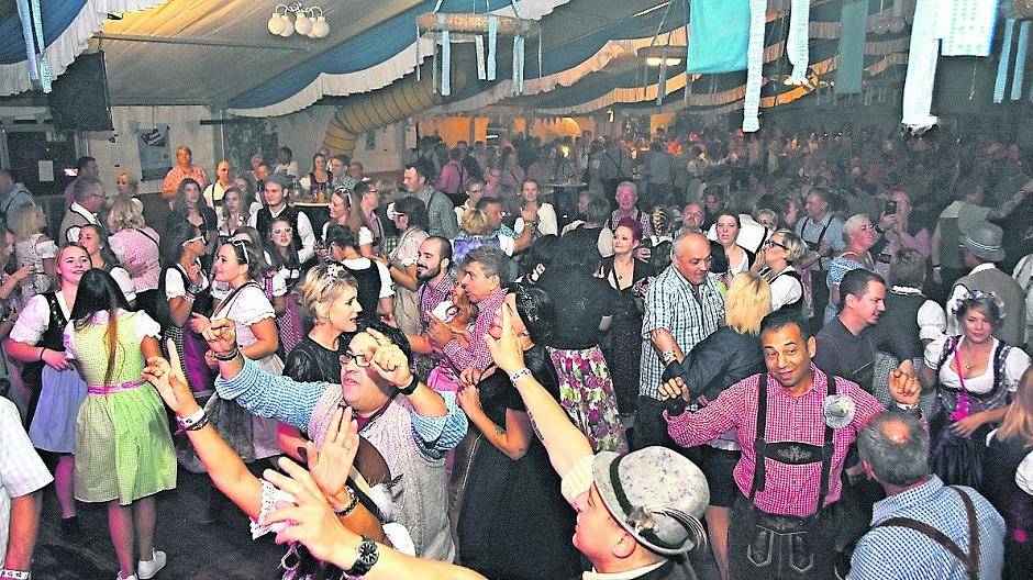 Hinein ins Dirndl und die Lederhosen