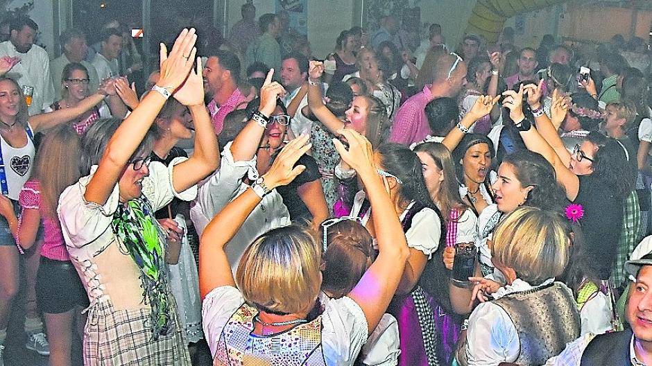 Hinein ins Dirndl und die Lederhosen