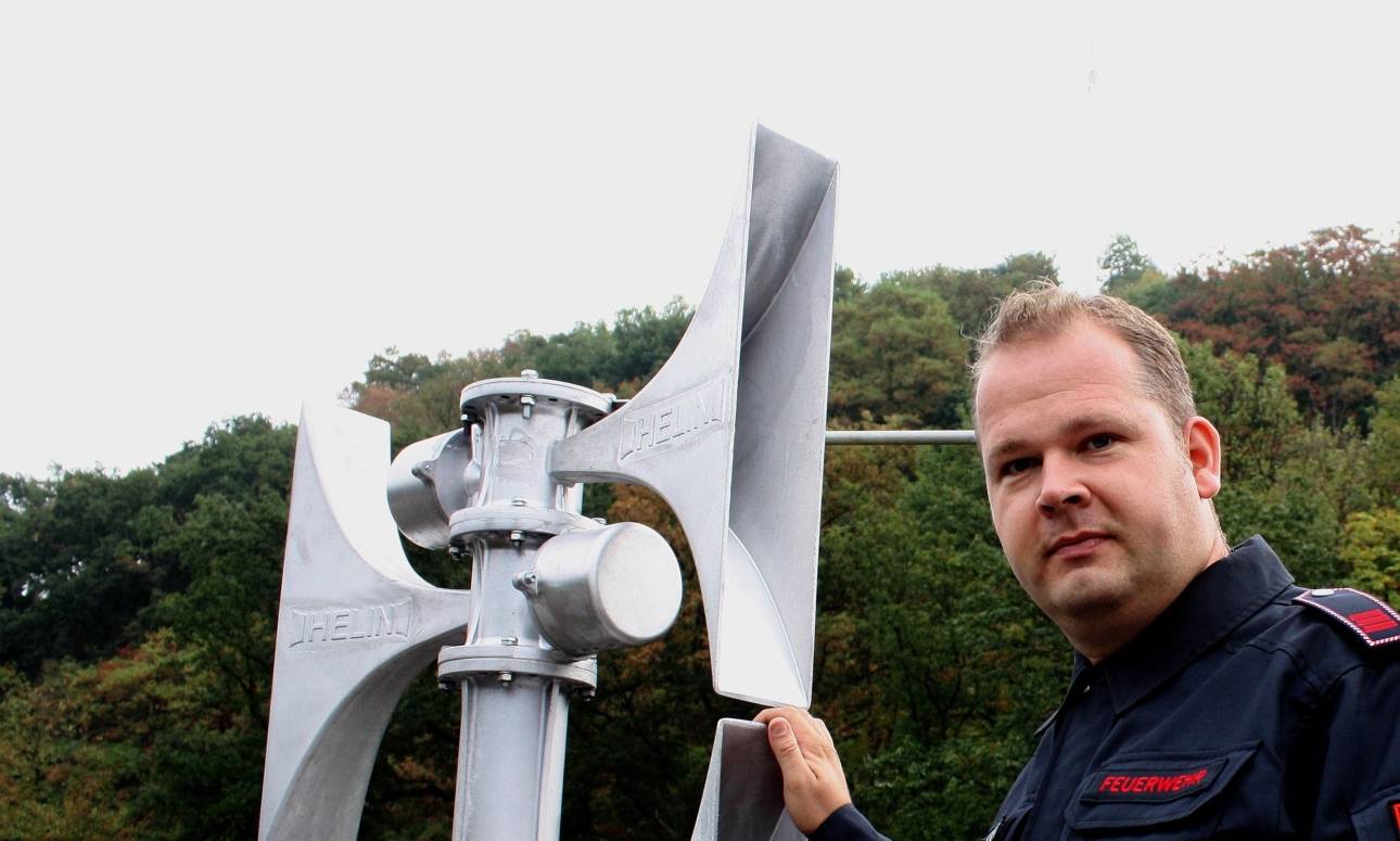 Hauptbrandmeister Dennis Tilcher aus Herdecke vor einer neu errichteten Sirene in Herdecke.