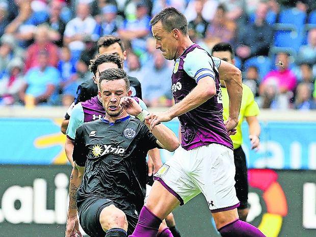  Eine Szene von der vergangenen Ausgabe des Cup der Traditionen in Duisburg: Borys Tashchy im Clinch mit Chelsea-Legende John Terry, hier allerdings im Jersey des Traditionsclubs Aston Villa. 