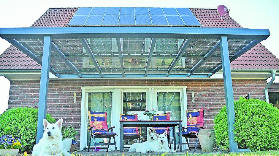  Mit einem festen Dach als Wetterschutz lässt sich die Terrassensaison deutlich verlängern. Integrierte Solarzellen liefern zudem Ökostrom frei Haus. 