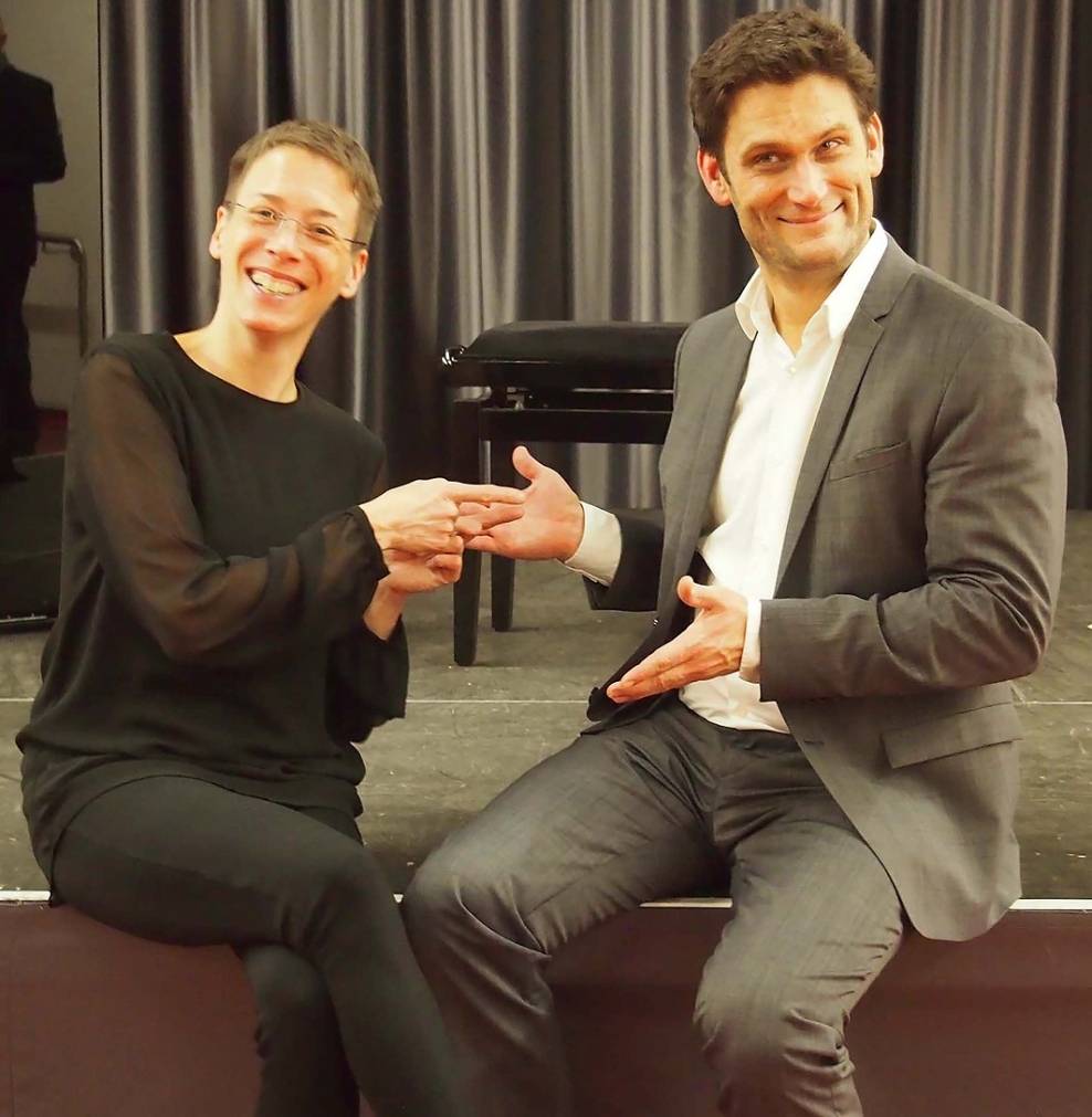 Schalk im Nacken: Cellistin Julia Polziehn und Kabarettist Christian Ehring, ein gebürtiger Krefelder, setzen sich auf ihre eigene Art für den Kinderschutzbund ein.