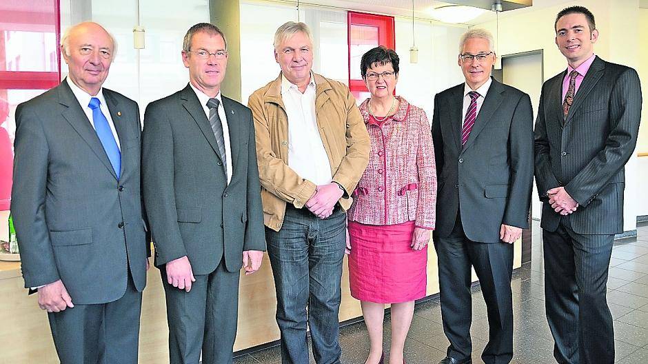 Harald Jansen, Vorsitzender des Caritasrates, mit den scheidenden ehrenamtlichen Vorstandsmitgliedern Johannes Quadflieg, Thomas Neef und Dr. Ingeborg Odenthal sowie dem neuen hauptamtlichen Vorstand Peter Babinetz und Christian Schrödter (v.l.).