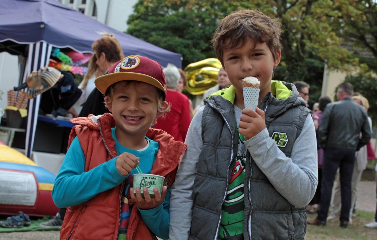  Den beiden Jungs hat die Einweihung des "Bürgerplatzes" durch die Jubiläumsfeier des Eiscafés Romeo am Samstag "sehr gut geschmeckt". 