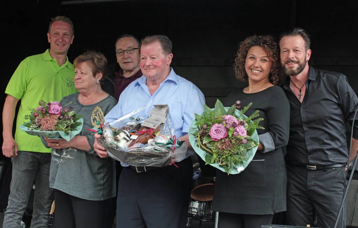 Bei der Eröffnung der Feierlichkeiten im Vordergrund zwei Generationen von Familie Saviane (Eiscafé Romeo), im Hintergrund Dirk Kennel (IG Friemersheim) und Dietmar Vornweg (Bauverein Friemersheim).