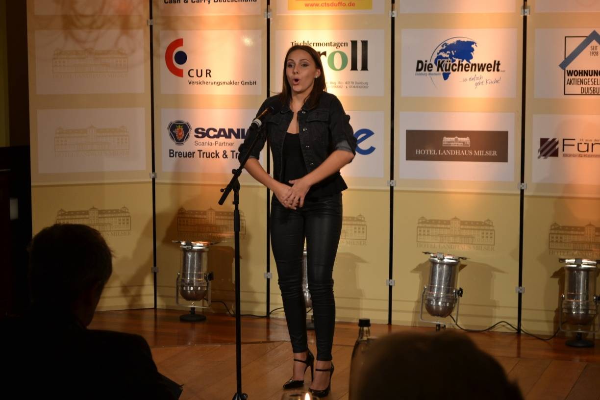  Mit dem "Lied an den Mond" aus "Rusalka", "Quando m'en vo" aus "La Bohème", "Nessun dorma" aus "Turandot" (extra für Rolf Milser) und Mozarts "Una donna a quindici anni" sorgte Sophie Schwerthöfer für Begeisterung. 