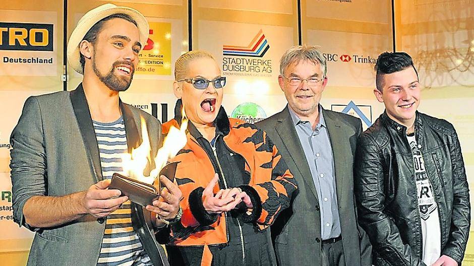  Da war durchaus Feuer drin: Zauberer Kai Wiedermann, Hella von Sinnen, Manni Breuckmann und Musiker Alex Bruxmeier (v.l.).  