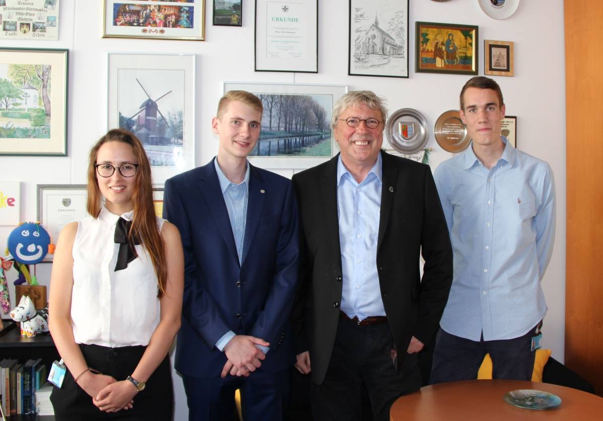 Der Kreis Viersener Bundestagabgeordnete Uwe Schummer mit seinen Praktikanten.