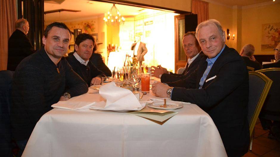 Unter den interessierten Gästen: die Ex-Schalker Martin Max und Rüdiger Abramczik.