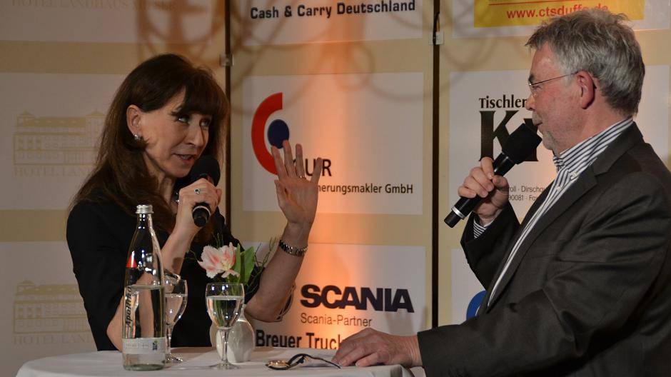  Ende der Fahnenstange noch nicht erreicht: Gertrud Traud im Gespräch mit Manni Breuckmann. 