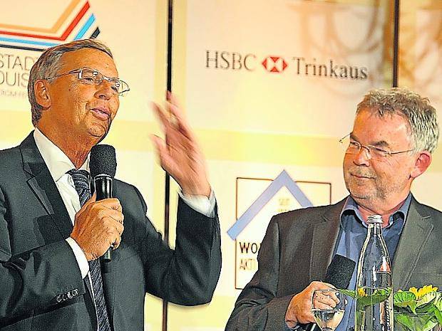  Er sprach offen über seine unheilbare Krankheit, doch anzumerken war sie ihm nicht: Wolfgang Bosbach mit Landhaustreff-Moderator Manfred „Manni“ Breuckmann. Und selbstverständlich ging es nicht nur um lebenswichtige Fragen, sondern auch um Fußball. Dass der von Bosbach favorisierte 1. FC Köln sich allerdings demnächst aus dem DFB-Pokal verabschieden wird, hat Breuckmann höflich verschwiegen ...  