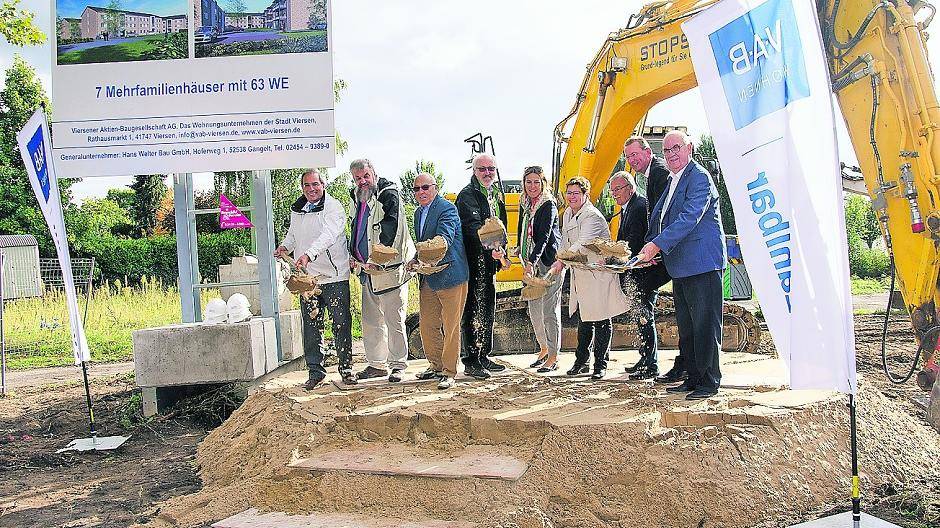 Beim Spatenstich für das Projekt Stadtpark Robend (v.l.): Albert Becker, Vorstandsvorsitzender der VAB, Aufsichtsratsvorsitzender Stephan Sillekens, Heinz Plöckes, Hans-Willi Pertenbreiter, Bürgermeisterin Sabine Anemüller, Martina Maaßen, Wolfgang Brochsitter, Thomas Klapdor, Vorstand der VAB, und Vize-Bürgermeister Hans-Willi Bouren.