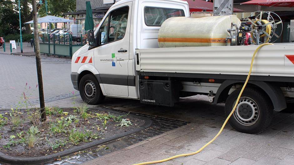 Ein Bewässerungsfahrzeug im Einsatz.