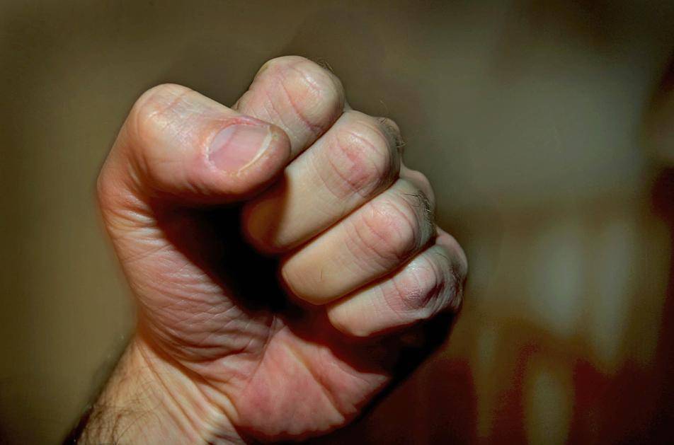 Angriff von hinten: Mann bewusstlos geschlagen, ausgeraubt und liegen gelassen