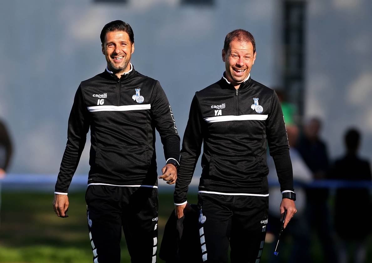  Ilia Gruev und sein Co-Trainer Yontcho Arsov gehen trotz der angespannten Situation mit Selbstbewusstsein und guter Laune in das Spiel bei Union Berlin am Freitagabend.  