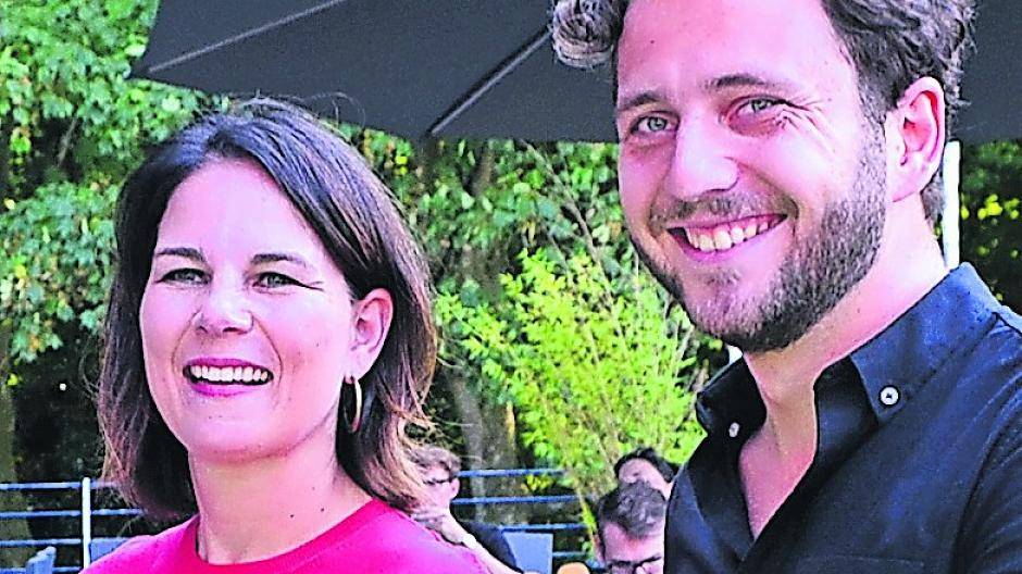 Annalena Baerbock, die Bundesvorsitzende von Bündnis 90/Die Grünen, und Felix Banaszak, Landesvorsitzender von Bündnis 90/Die Grünen NRW, waren in Duisburg, um primär über Wohnungspolitik aus Bündnisgrünersicht zu informieren.
