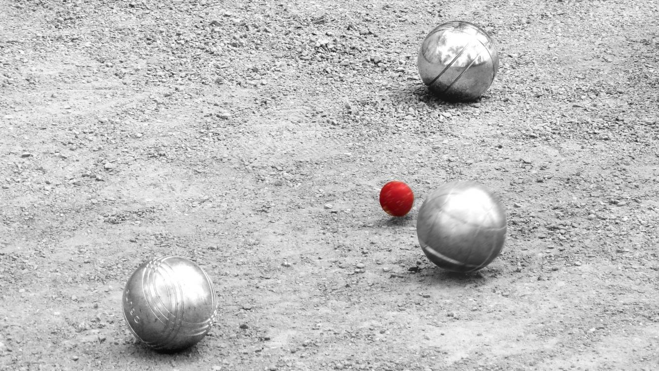 Ziel des Boule-Spiels ist es, seine große Spielkugel über eine festgelegte Distanz möglichst nahe an die kleine Zielkugel zu platzieren. Dass dabei gegnerische Kugeln weggestoßen werden, gehört ebenso zum Spiel.