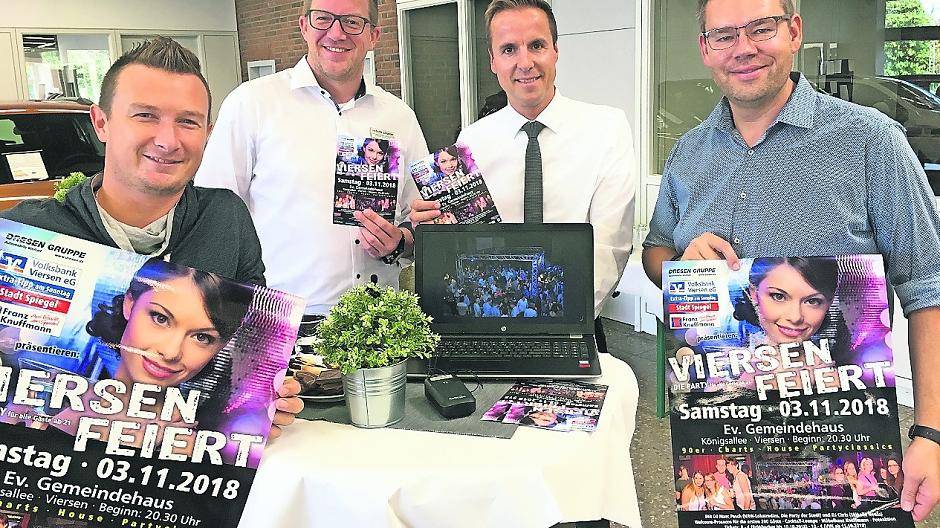 Organisator Dustin Thissen, Dominik Büschgens (Verkaufsleiter bei Opel Dresen), Clemens Roosen (Geschäftsstellenleiter der Volksbank am Neumarkt und Brabanter Straße) und Organisator Marc Pesch (von links) kündigten im Opelhaus Dresen die nächste „Viersen-Feiert-Party“ an.