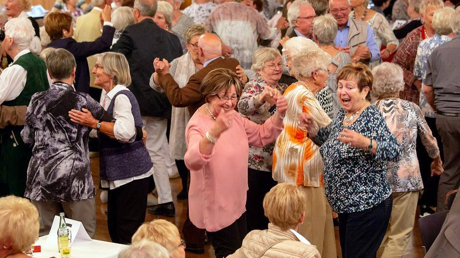 460 Gäste beim ausverkauften Sparkassen-Seniorenherbstfest im Kulturzentrum Rheinkamp amüsierten sich prächtig.