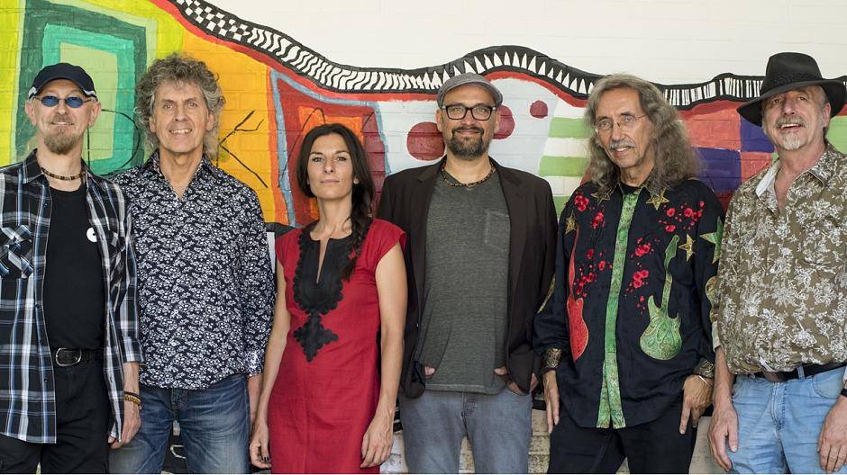 Bröselmaschine 2018: Manni von Bohr, Schlagzeug, Michael Dommers, Gitarre und Gesang, Stella Tonon, Gesang, Tom Plötzer, Keyboards, Peter Bursch, Gitarre, Sitar und Gesang, und Detlef Wiederhöft, Bass. Zum 50. Jubiläum gibt’s Ende August zwei Konzerte.