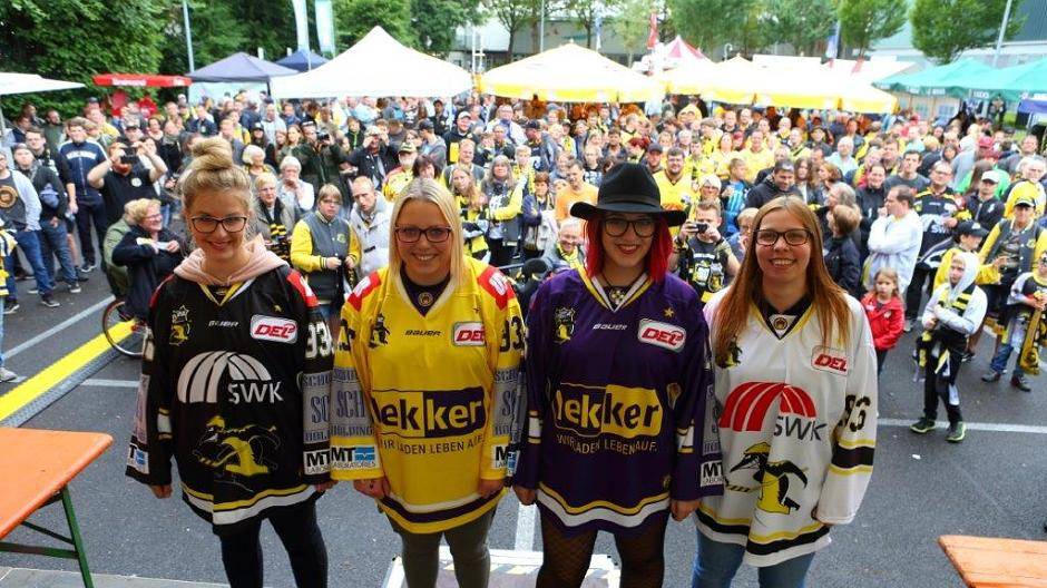 Pinguine-Fans feiern Saisoneröffnung