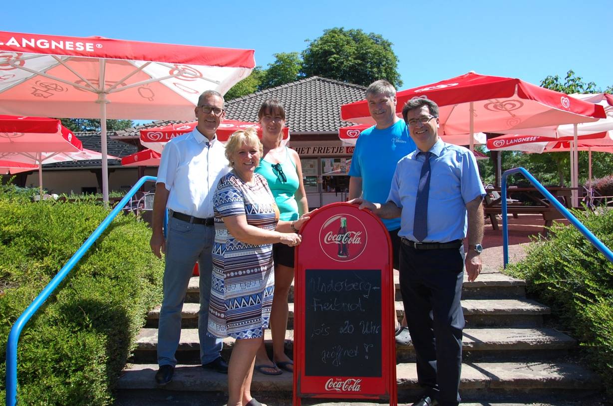 Herzliche Einladung zum Schwimmen am Abend - im Bild: Leonie Jordan (Kiosk Het Frietje), Bürgermeister Frank Tatzel (vorne), dahinter Fachbereichsleiter Frank Meyer sowie Karin van Bonn (stellvertretende Badebetriebsleiterin) und Karlheinz Poll (Badebetriebsleiter).