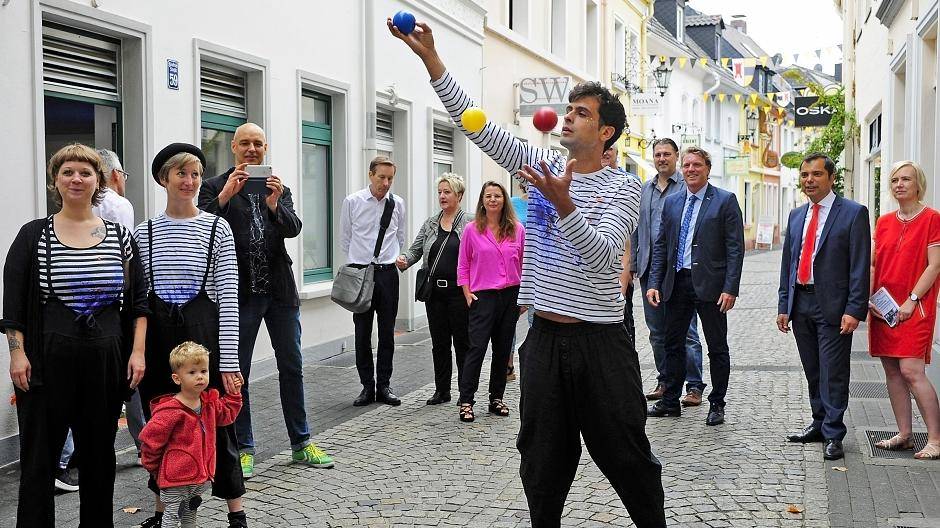 Victor De la Rosa vom Mitmachzirkus „Clap“ gibt einen kleinen Vorgeschmack auf den Straßentheatertag am 25. August.
