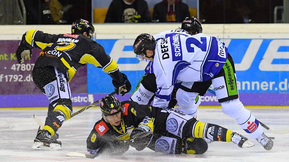 Spannendes Spiel: Pinguine holen sich einen Punkt