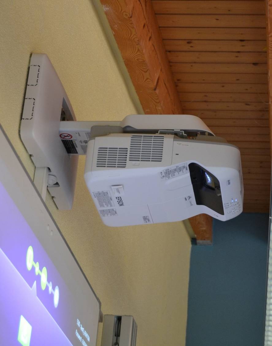  Rund 2500 Euro kostet einer dieser High-Tech-Beamer. Acht Stück gibt es nun Dank der Spende durch die Sparkassen Stiftung in der Lise-Meitner-Gesamtschule. 