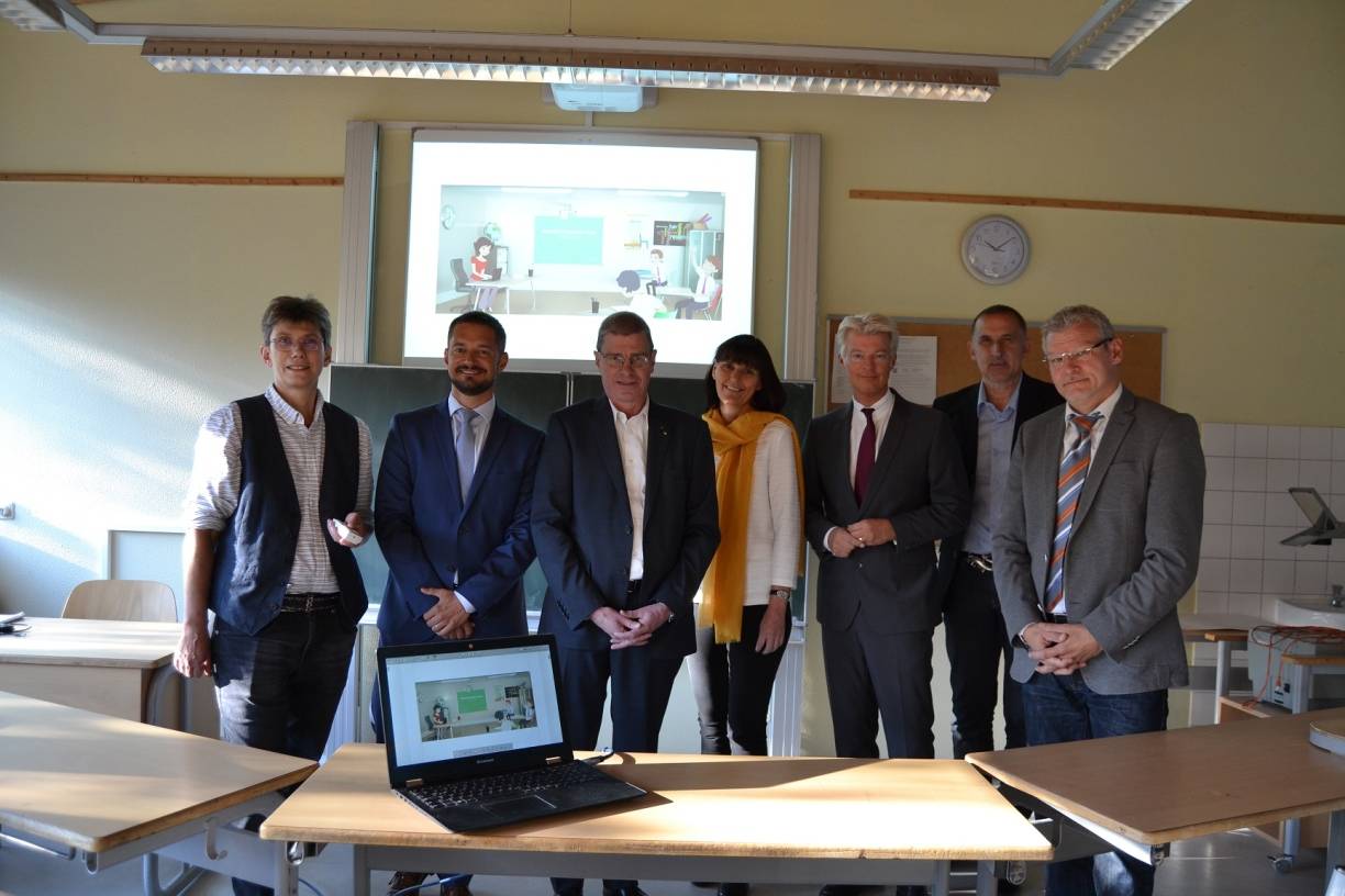  Bei der Präsentation der neuen Beamer (vl): Sandra Kupfer (stellv. Schulleiterin), Marcel Groß (Geschäftsführer Stiftung „Unsere Kinder - Unserer Zukunft“), Thomas Krützberg (Schuldezernent Stadt Duisburg), Regine Pinske (Vorsitzende Förderverein), Dr. Joachim K. Bonn (Vorstandsvorsitzender Sparkasse Duisburg), Klaus Stephan (Schulleiter) und Dirk Smaczny (stellv. Vorsitzender Förderverein). 