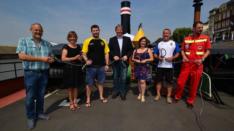 Sie präsentierten den Weltrekordversuch „Schwimmer ziehen Schiff“ an Bord der Oscar Huber (v.l.): Paul Backhaus, Hülskens, Gaby Elsenpeter und Paul Schüler vom ASCD, Dirk Grotstollen und Stella Tarala, Ruhrorter Bürgerverein, Jürgen Bundesmann vom DSSC und Christian Wirtz von der DLRG, der jetzt schon das Wasser sicher im Blick hat.