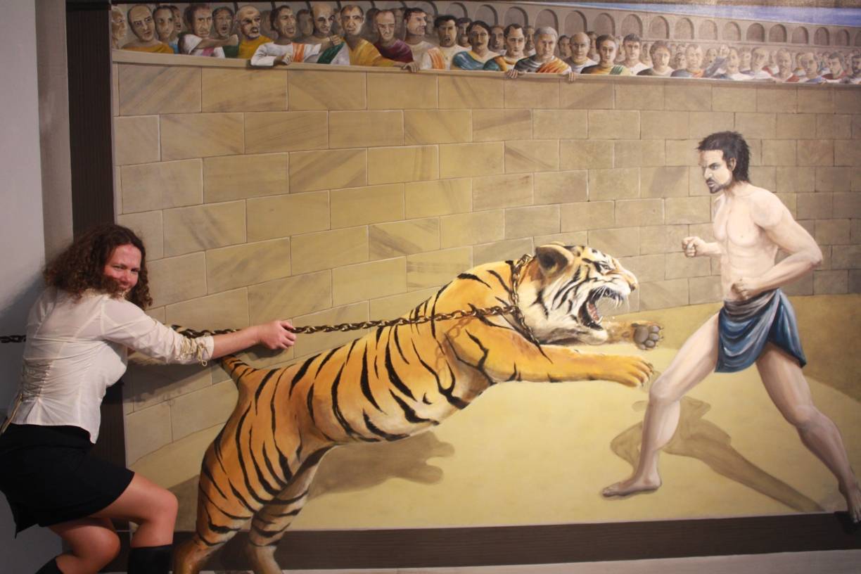  Glück für den armen Gladiator: Museumsdirektorin Dr. Jennifer Morscheiser bändigt den wilden Tiger.  