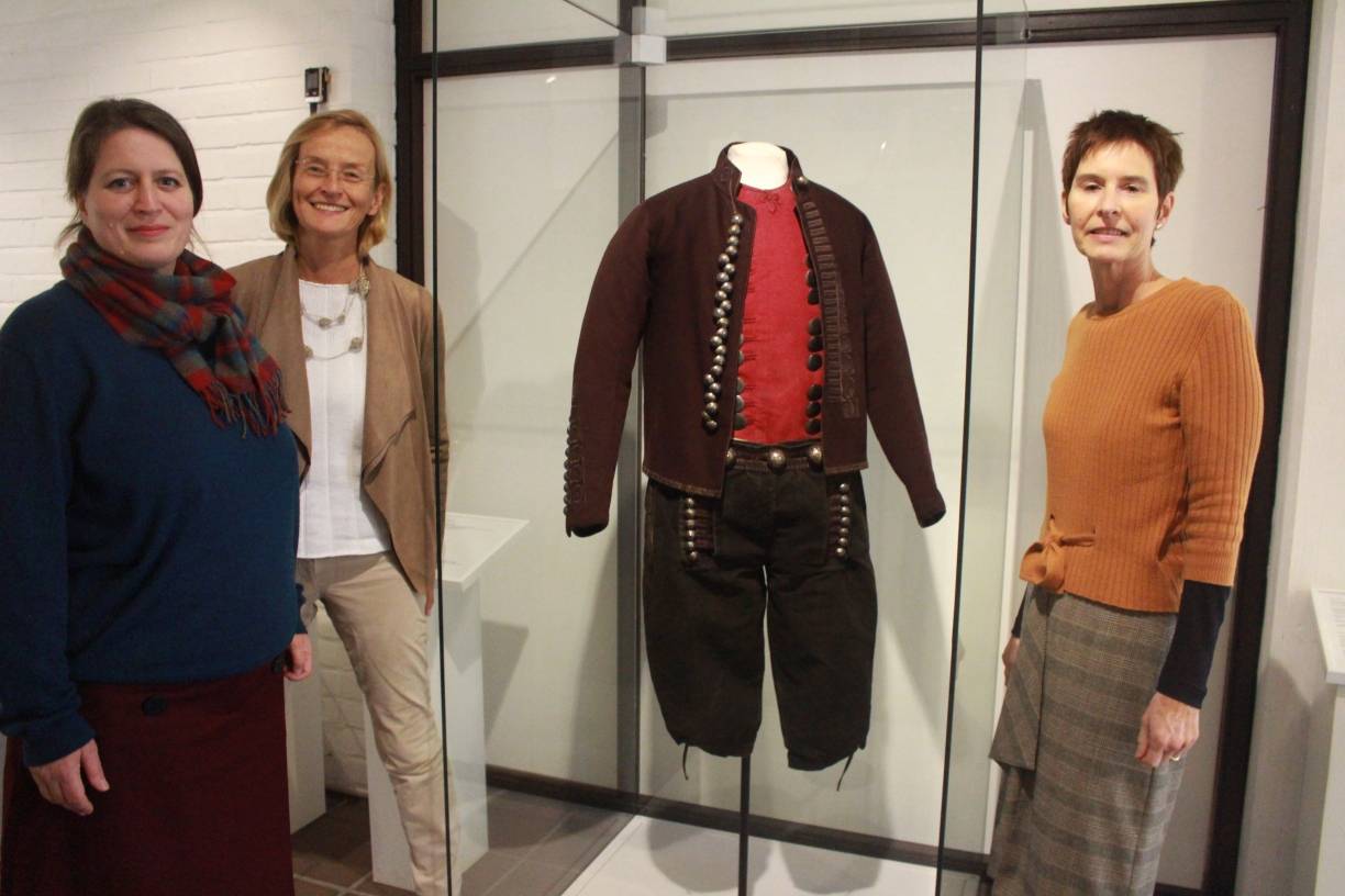 Kuratorin Dr. Uta-Christiane Bergemann (Mitte), Museumsleiterin Dr. Annette Schieck (l.) und ihre Stellvertreterin Dr. Isa Fleischmann-Heck (r.) haben erstmals die Trachten und Schmuckstücke der „Sammlung Prött“ erforscht.
