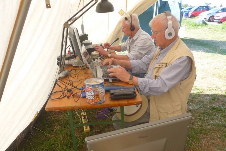  Kurt Willutzki (vorne) und Jochen Petry im Funkzelt auf dem Essenberger Rheindeich. 