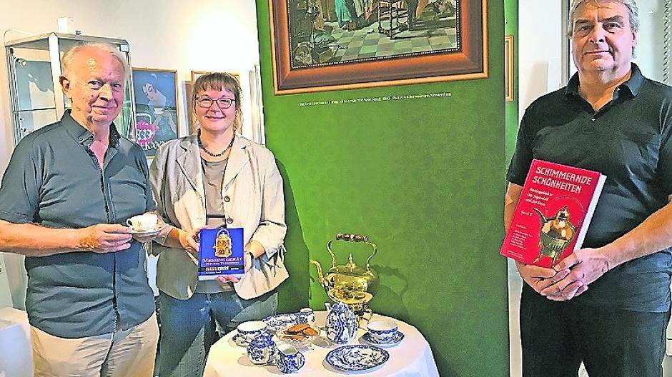 Darf es ein Tässchen Tee sein? Kuratorin Dr. Britta Spies mit Albert Pauly, Vorsitzender des Verein für Heimatpflege Viersen (l.), und Knut Schöber, Brass Collectors Club Germany.