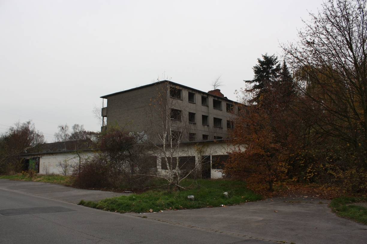 Das Grundstück Ulmenstraße/Ringstraße/Birkenstraße hat endlich einen neuen Besitzer. Die seit 30 Jahren verfallenden Schrottimmobilien werden abgerissen und es entstehen Neubauten.