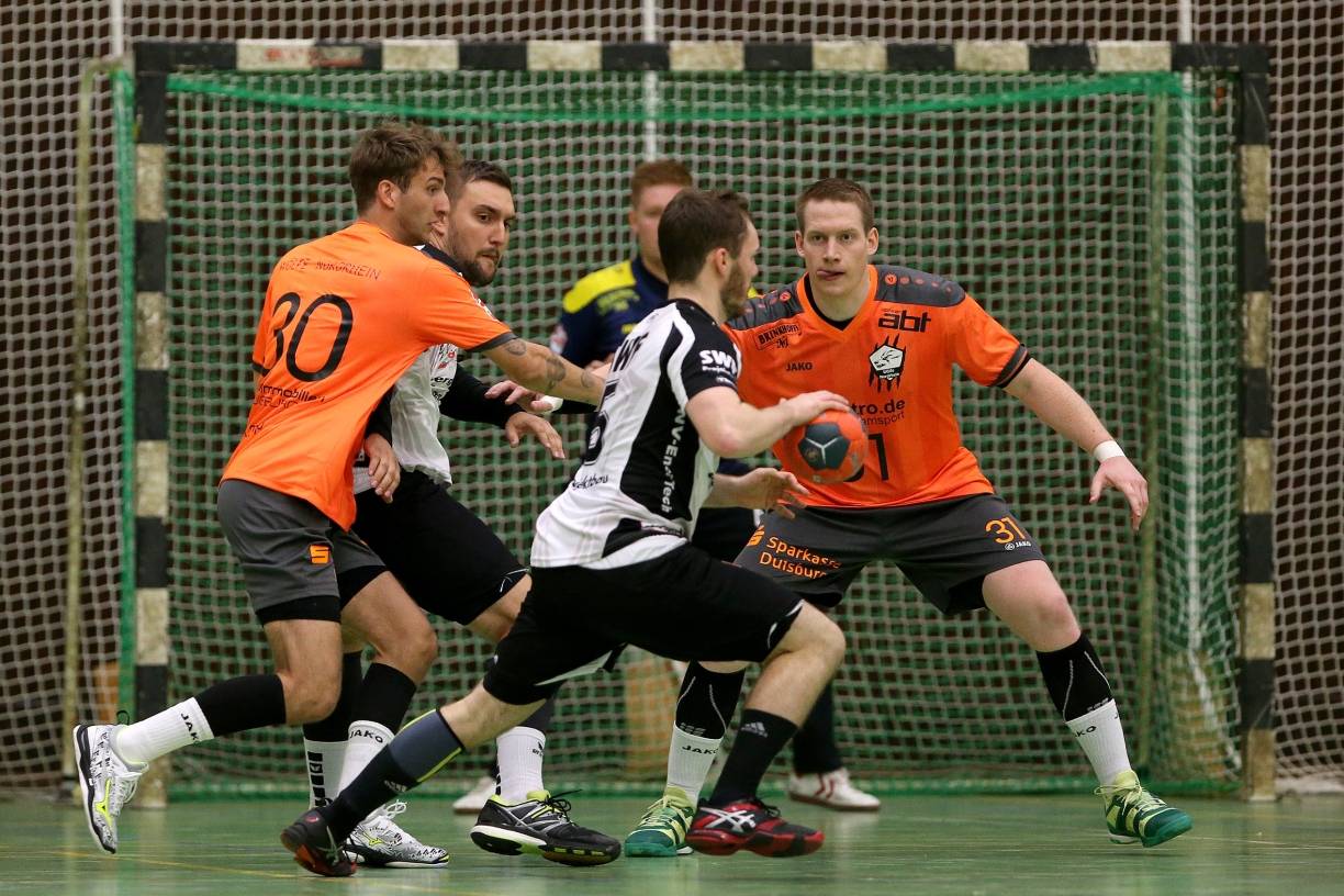  Nils Kruse zeigte auf der Mitte eine starke Leistung. Davon profitierte auch Kreisläufer Dennis Backhaus, der von Sebastian Schneider &amp; Co. nur selten zu stoppen war. 