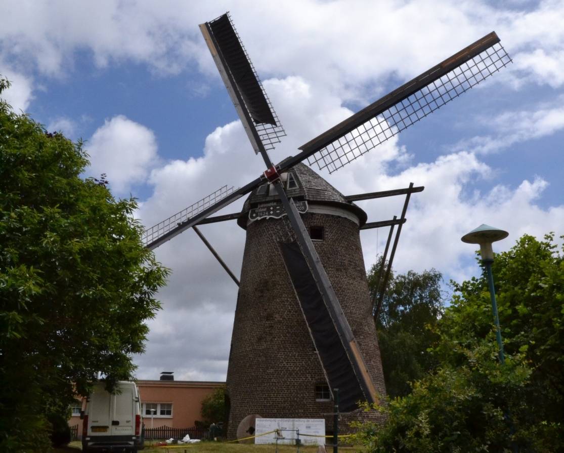  Selbst mit nur der Hälfte der Flügelbespannung und wenig Wind, setzte sich das restaurierte Flügelkreuz am Freitagmittag wieder in Bewegung. 