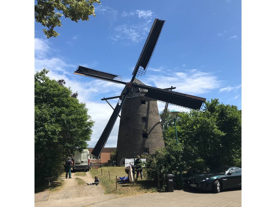 Es ist geschafft: die Flügelgatter der Lohmühle sind alle bespannt und allein der Wind versetzte das Flügelkreuz und in Folge auch die Mahltechnik wieder in Bewegung.Foto: Nienhaus