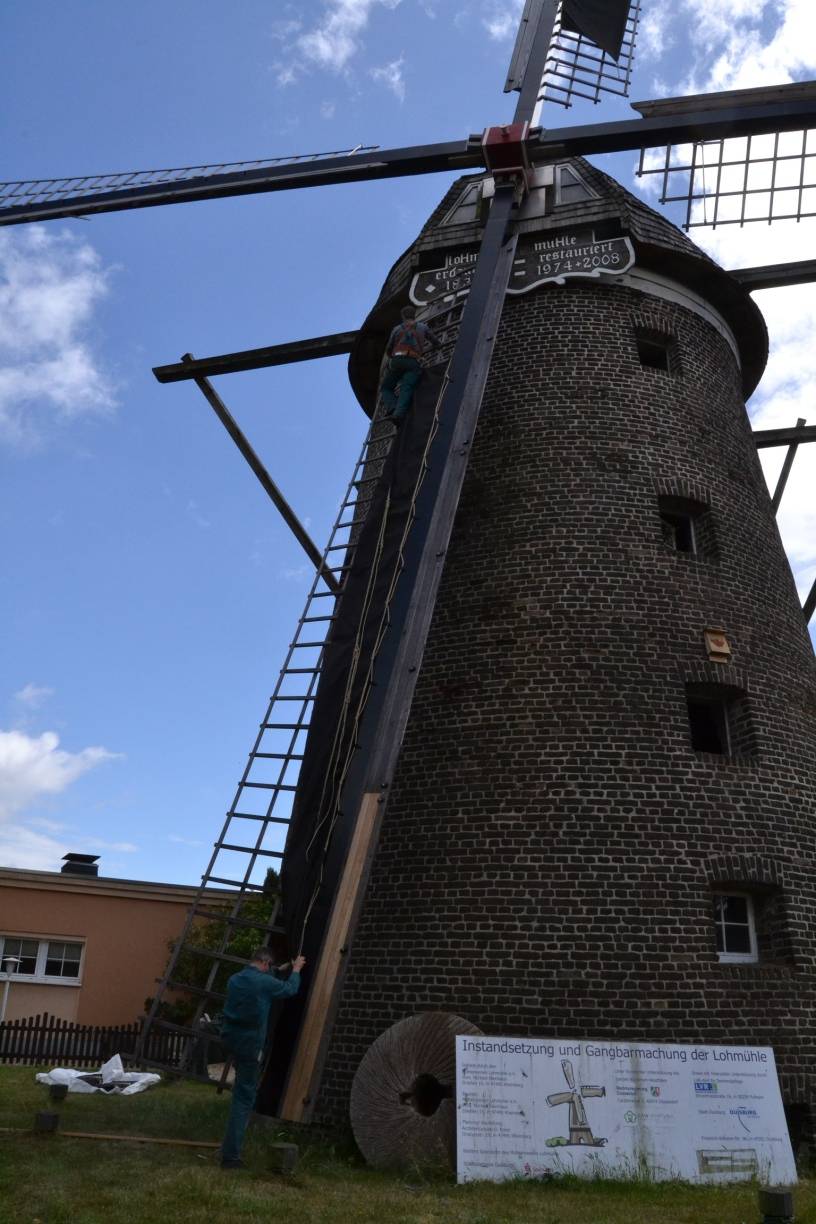 Mitarbeiter der niederländischen Mühlenbaufirma Vaags montierten das Tuch auf die Flügel der Mühle.