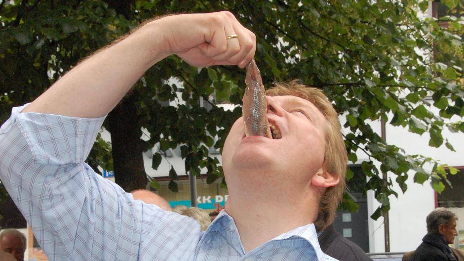  Dicker Fisch, großes Tier: Dirk Grotstollen, Vorsitzender des Ruhrorter Bürgervereins, zeigt quasi die Idealperformance der Matjesverspeisung. 